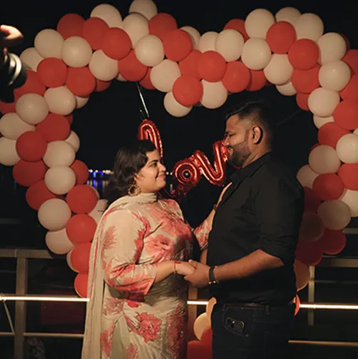 WHERE LOVE MEETS & MOMENTS SPARKLE